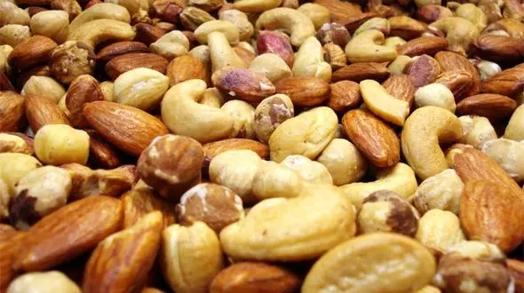 ماموران شهرداری شیراز آجیل ها را ریختند یا دستفروش ؟ + فیلم