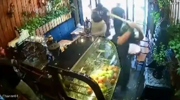 فیلم لحظه حمله اراذل نقابدار به مغازه در ایلام /  متهمان در کمتر از 7 ساعت دستگیر شدند