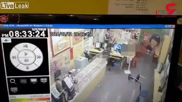 رفتار عجیب یک مرد در شهر با زنان و مردان+ فیلم