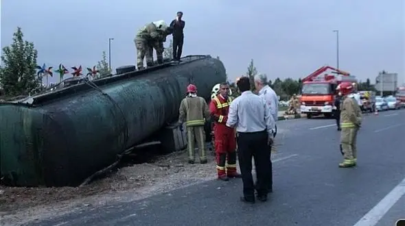 واژگونی تانکر حامل 20 تن مواد شیمیایی خطرناک در آزادراه قزوین-کرج+عکس