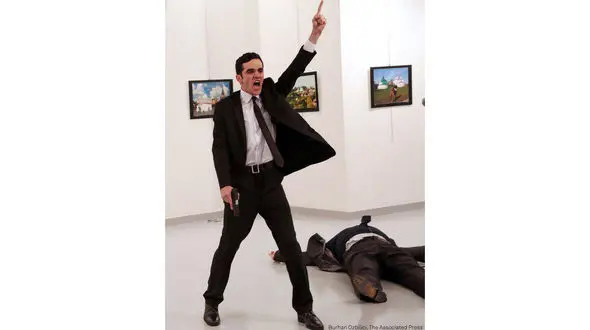 عکس هنگام ترور سفیر روسیه بهترین عکس خبری 2017  شد+ تصویر 