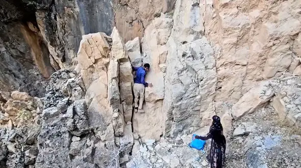 فیلم هولناک ریزش کوه حین کوهنوردی یک مرد