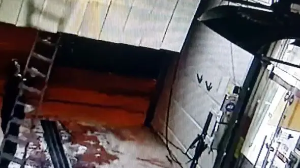 وقوع حادثه‌ای دردناک برای کارگر شیفت شب کارخانه/ مرگ مرد جوان در 5 ثانیه! + فیلم 14+