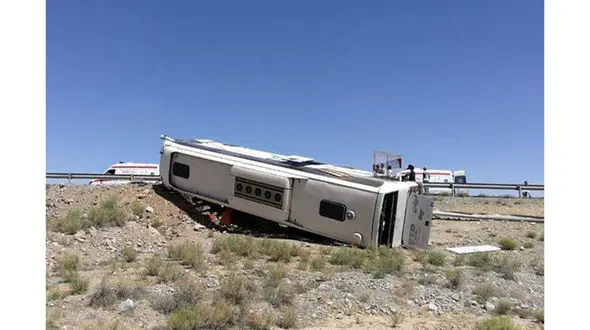 واژگونی اتوبوس در فارس 7 کشته و مصدوم برجای گذاشت +عکس