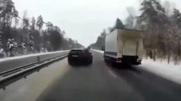 ببینید / تصادف راننده با سرعت زیاد با کامیون