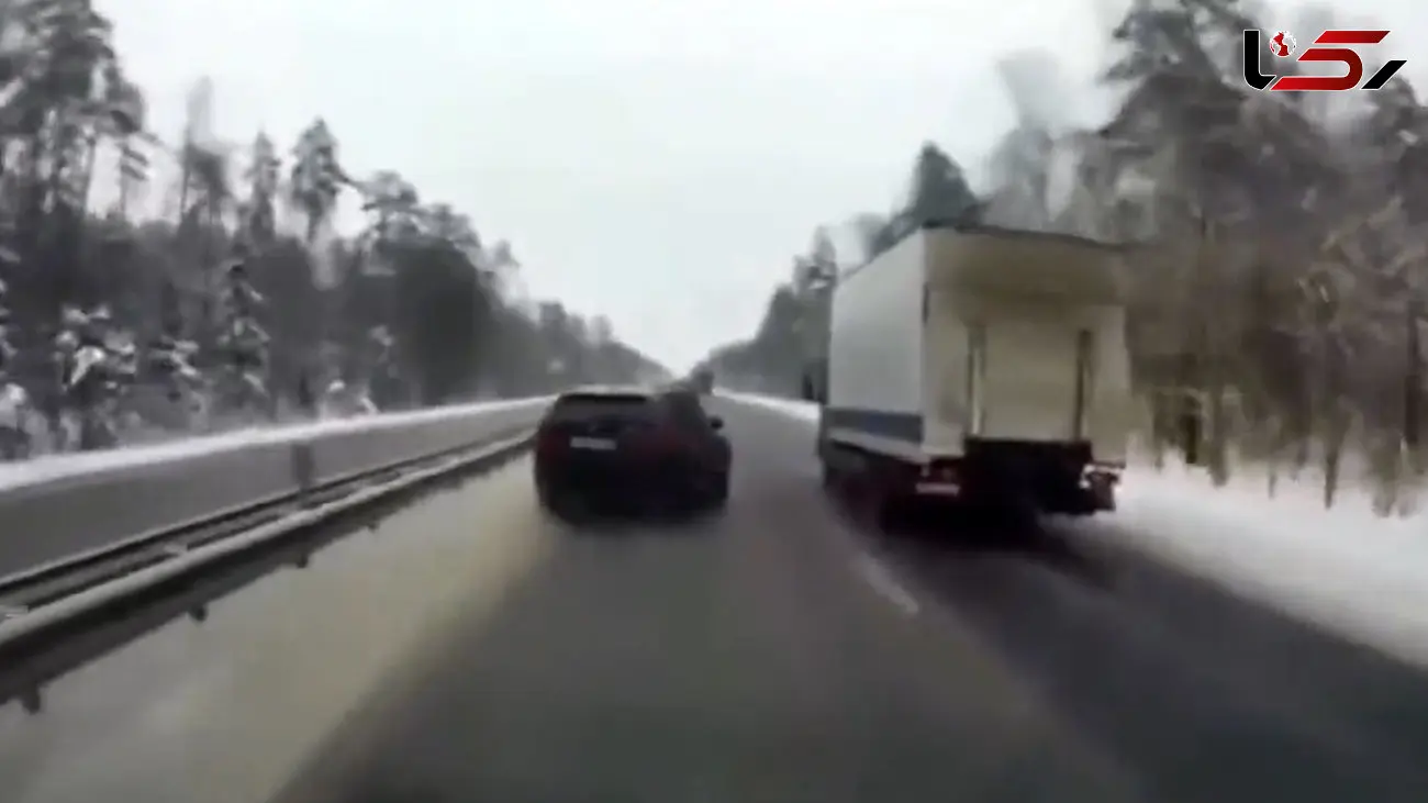 ببینید / تصادف راننده با سرعت زیاد با کامیون
