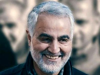 عکس سفر در زمان / «سردار سلیمانی» در حال بازی کردن با سه نوه اش / چقدر خاکی و جذاب /  دهه 90
