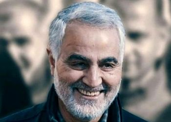 عکس  سفر در زمان /  «سردار سلیمانی» در حال بازی کردن با سه نوه اش /  دهه 90