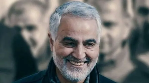 عکس  سفر در زمان /  «سردار سلیمانی» در حال بازی کردن با سه نوه اش /  دهه 90