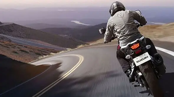 ببینید / لحظه هولناک تصادف یک موتورسوار در حین پخش زنده اینترنتی! + فیلم