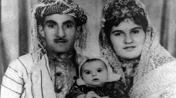 فیلم آواز محلی /  دختر حسن زیرک با لباس محلی رفته سرمزار ماموستا اشک میریزه با آهنگش ...