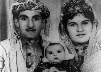 فیلم آواز محلی /  دختر حسن زیرک با لباس محلی رفته سرمزار ماموستا اشک میریزه با آهنگش ...