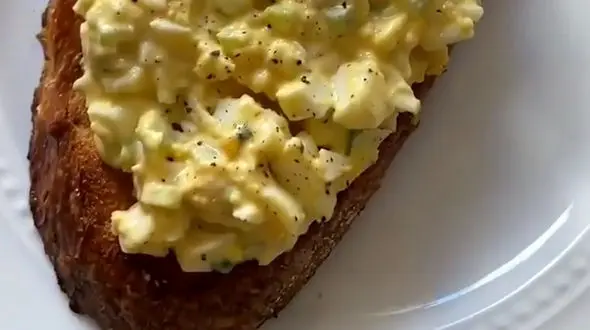 ساندویچ تخم مرغ به سبک متفاوت + فیلم