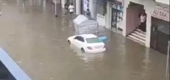 بحران آبگرفتگی در امارات؛ تصاویر نگران‌کننده از خیابان‌های اصلی