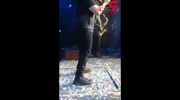 سقوط خواننده از روی استیج در کنسرت + فیلم