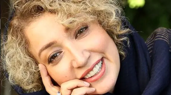 پوشش مردانه خانم بازیگر در جمعی بزرگ 