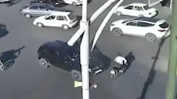 فیلم / لحظه ای هولناک از تصادف موتورسوار اصفهانی / او به طرز عجیبی زنده ماند