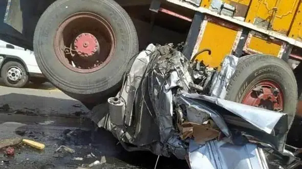 پژو زیر تریلی 10 چرخ مچاله شد / مرگ فجیع 2 نفر در جاده ارومیه سلماس 