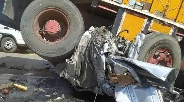 پژو زیر تریلی 10 چرخ مچاله شد / مرگ فجیع 2 نفر در جاده ارومیه سلماس 