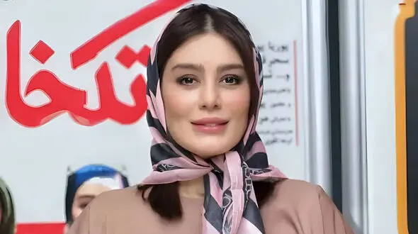 سفر در زمان / عکس «سحر قریشی» در مراسم اکران فیلم نیوکاسل؛ سال 95