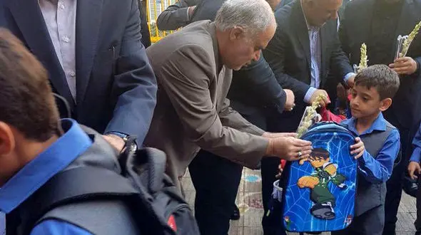 واکنش به هدیه عجیب شهردار تهران به دانش آموزان + عکس