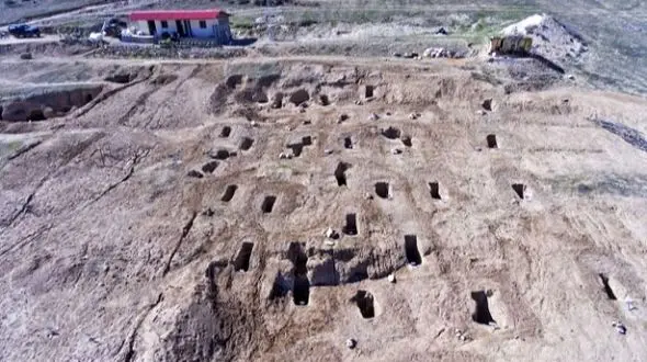 فیلم / کشف یک گورستان عظیم باستانی در دل ایران/ جسد سرباز اشکانی با تمام تجهیزات نظامی اش بیرون کشیده شد+ویدیو