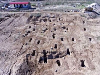 فیلم / کشف یک گورستان عظیم باستانی در دل ایران/ جسد سرباز اشکانی با تمام تجهیزات نظامی اش بیرون کشیده شد+ویدیو