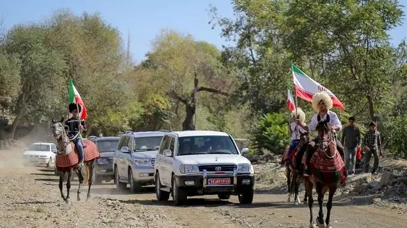 اسکورت عجیب وزیر ارشاد با اسب+عکس