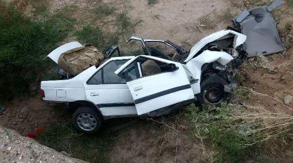 نجات معجزه آسای راننده پژو در لبه پرتگاه در پاوه