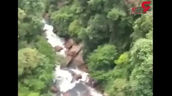 به خطر انداختن جان دختر بچه توسط پدر ماجراجو  / مالزی + فیلم