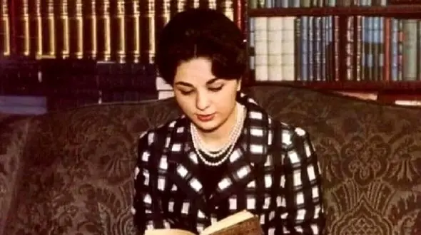 سفر در زمان/ 1338/ فرح دیبا ماتم زده سگ رو تو اتاقش به آغوش کشیده