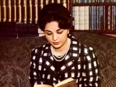 سفر در زمان/ 1338/ فرح دیبا ماتم زده سگ رو تو اتاقش به آغوش کشیده