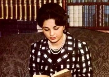 سفر در زمان/ 1338/ فرح دیبا ماتم زده سگ رو تو اتاقش به آغوش کشیده