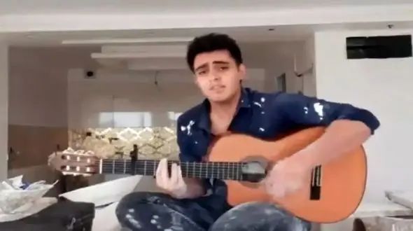 آواز باشکوه کارگر بنای خوش صدا / خاکم نکنید بذارید اونم برسه پرتت میکنه به قدیما