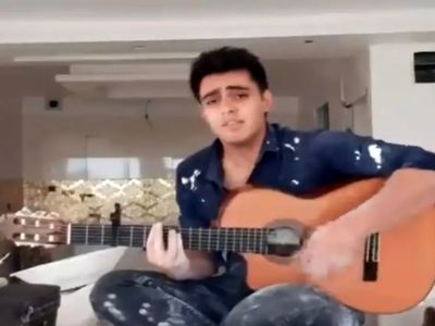 آواز باشکوه کارگر بنای خوش صدا / خاکم نکنید بذارید اونم برسه پرتت میکنه به قدیما