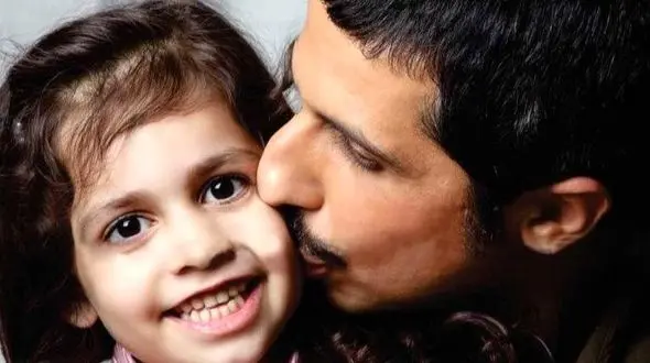 فیلم/ لحظات احساساتی شدن جواد رضویان بعد از خبر خواستگار داشتن دخترش/ یه عمر نونشو دادم آبشو دادم الان یکی میاد دسته گلمو ببره... !