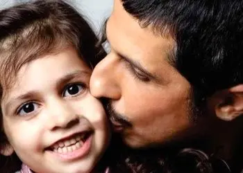 فیلم/ لحظات احساساتی شدن جواد رضویان بعد از خبر خواستگار داشتن دخترش/ یه عمر نونشو دادم آبشو دادم الان یکی میاد دسته گلمو ببره... !