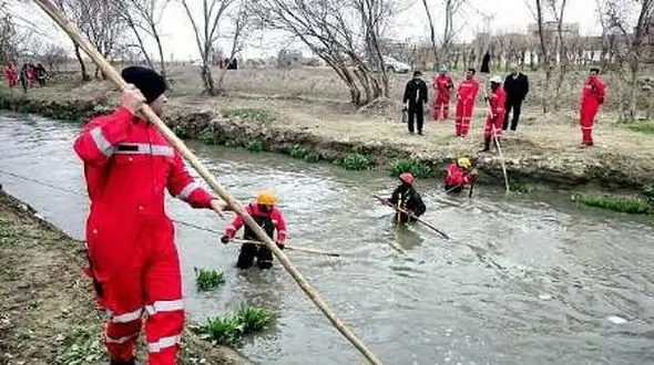تلاش همه جانبه برای پیدا کردن ردی از کودک گمشده در کانال آب مشهد + عکس