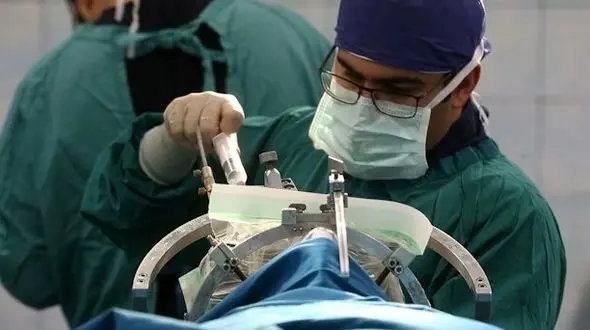 یک دستگاه پرتودرمانی وارداتی با ارز 4200 تومانی، 2 سال است ناپدید شده !/ بیماران برای درمان، هزاران دلار در ترکیه خرج می کنند