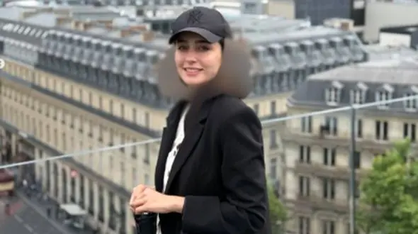 (عکس) استایل الگانت سها نیاستی بازیگر نقش رز، دختر پژمان جمشیدی در فیلم دایناسور در فرانسه / کراپ کت آینه دوزی شده، با نقش و نگار با اصالت ایرونی