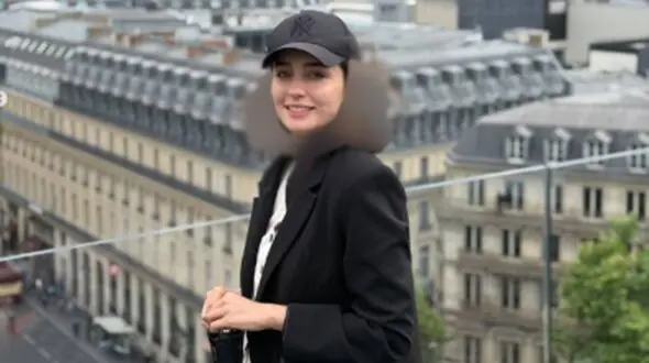 (عکس) استایل الگانت سها نیاستی بازیگر نقش رز، دختر پژمان جمشیدی در فیلم دایناسور در فرانسه / کراپ کت آینه دوزی شده، با نقش و نگار با اصالت ایرونی