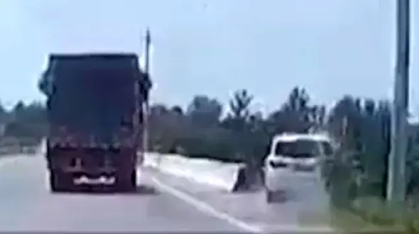 سقوط مرگبار خودروی شاسی بلند به پرتگاه حاشیه بزرگراه + فیلم