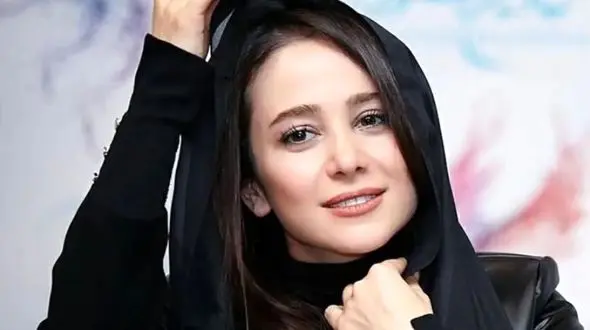 عکس ها / نگاهی به چیدمان فوق العاده خاص خانه الناز حبیبی / از اتاق خواب گرم و نرمش تا فرش اصیل ایرانی روی دیوار و  استخر حیاط ویلایی شان