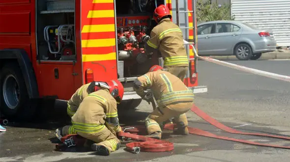 فیلم مهار آتش در تهرانپارس/ عملیات فوری آتش‌نشانی برای مهار شعله‌ها