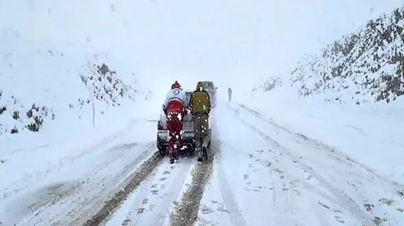 فیلم لحظه نجات جان 2 سقزی در سقوط بهمن + فیلم