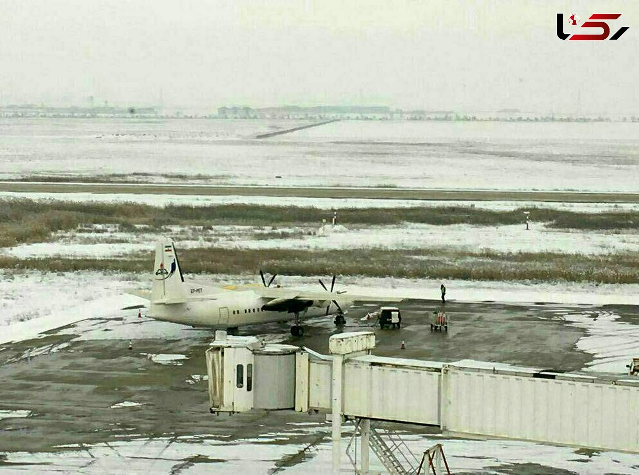 عکس هواپیمای فوکر پس از حادثه در فرودگاه برفگیر اردبیل+عکس