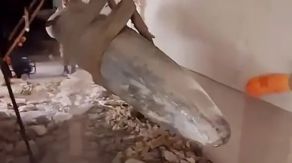فیلم هالیوودی از لحظه به لحظه انتقال بمب سنگرشکن یک تنی توسط آتش نشانان خرم آباد / ببینید کجای ساختمان گیر کرده بود