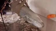 فیلم هالیوودی از لحظه به لحظه انتقال بمب سنگرشکن یک تنی توسط آتش نشانان خرم آباد / ببینید کجای ساختمان گیر کرده بود