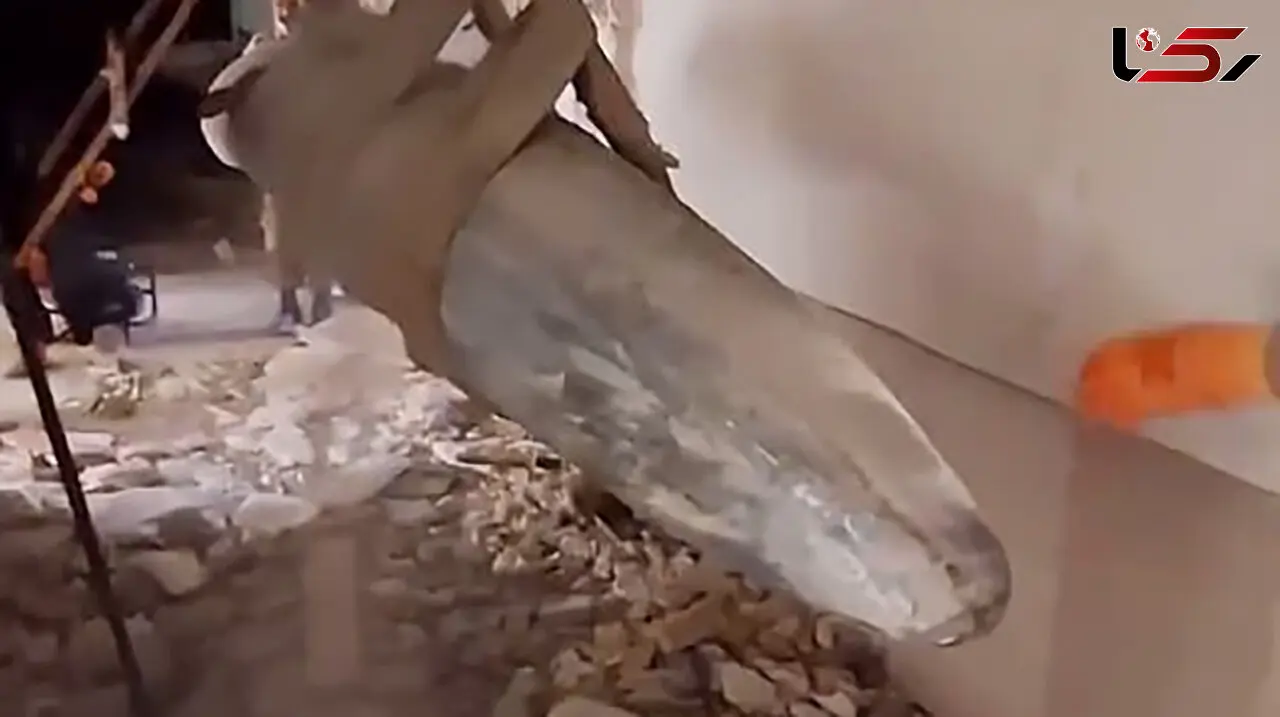 فیلم هالیوودی از لحظه به لحظه انتقال بمب سنگرشکن یک تنی توسط آتش نشانان خرم آباد / ببینید کجای ساختمان گیر کرده بود