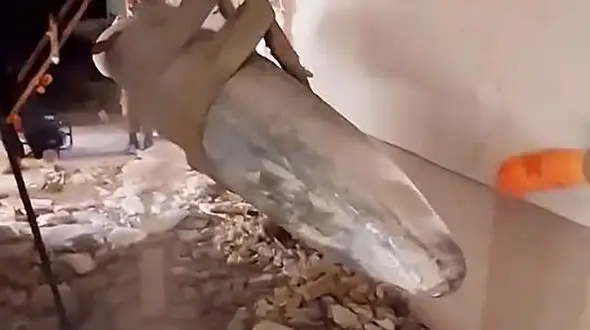 فیلم هالیوودی از لحظه به لحظه انتقال بمب سنگرشکن یک تنی توسط آتش نشانان خرم آباد / ببینید کجای ساختمان گیر کرده بود